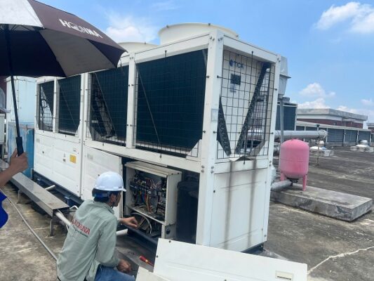 Bo mạch chiller Daikin Trane Tica…vv là một trong những linh kiện quan trọng nhất quyết định đến hiệu suất và độ ổn định của hệ thống làm lạnh công nghiệp. Trong bối cảnh nhu cầu sử dụng chiller ngày càng tăng tại các khu công nghiệp, tòa nhà cao tầng, trung tâm thương mại, việc tìm kiếm bo mạch điều khiển chiller chính hãng, giá tốt chất lượng cao là mối quan tâm hàng đầu của khách hàng. Khi nhắc đến bo mạch chiller, đa số kỹ thuật viên và nhà quản lý thiết bị đều quan tâm đến độ bền, khả năng tương thích và giá cả hợp lý. Đây cũng chính là lý do Bo mạch chiller Daikin Trane Tica…vv luôn nằm trong danh sách tìm kiếm phổ biến nhất khi cần thay thế linh kiện chiller. Chúng tôi nhà công ty chuyên cung cấp linh kiện bo mạch chiller Daikin, Trane, Tica, York, Kuenling, Carrier, Toshiba, Hitachi…vv với giá tốt nhất thị trường.